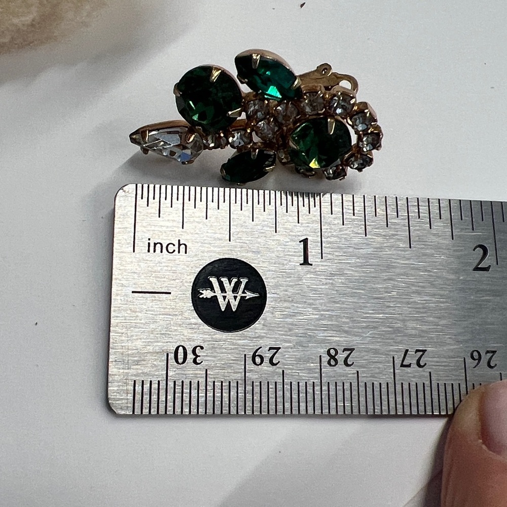 Vintage Hattie Carnegie Green Faceted Clip Earrings - Picture 6 of 8